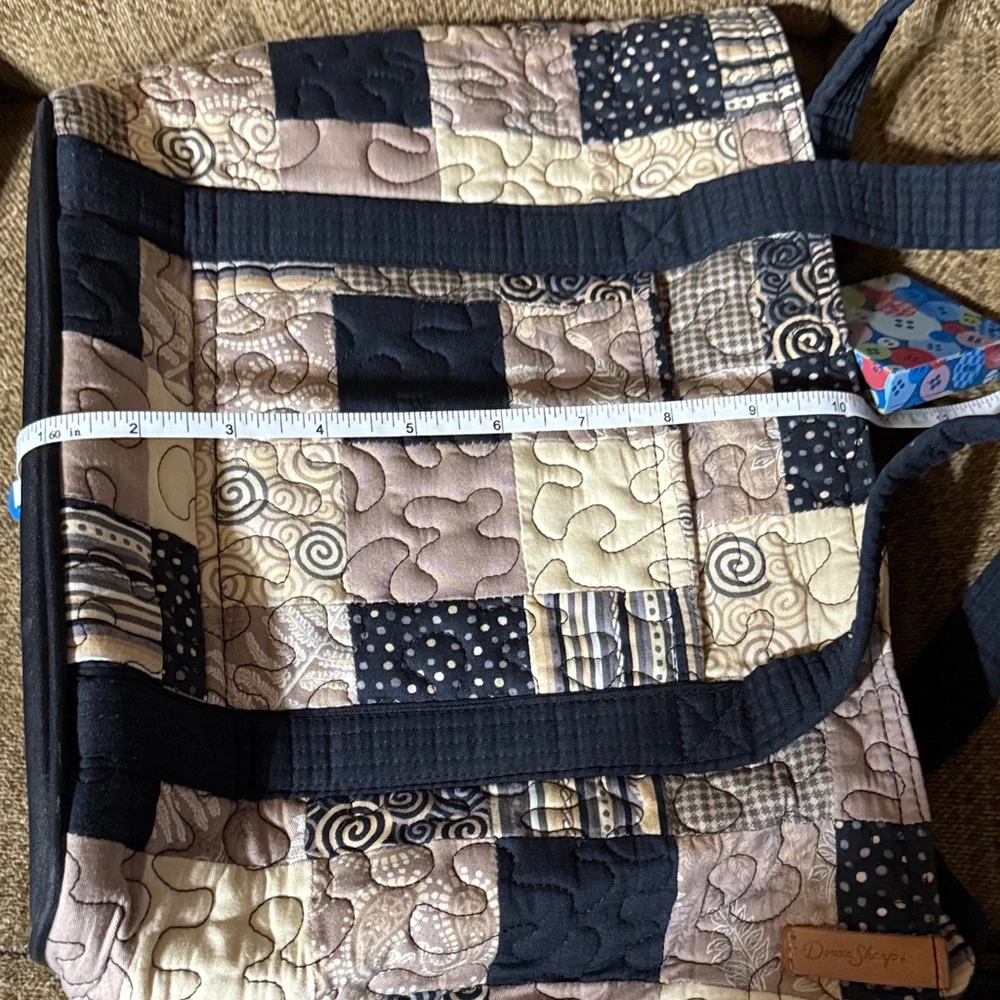 Elegant Patchwork Tote Bag in Navy and Beige - Picture 4 of 6